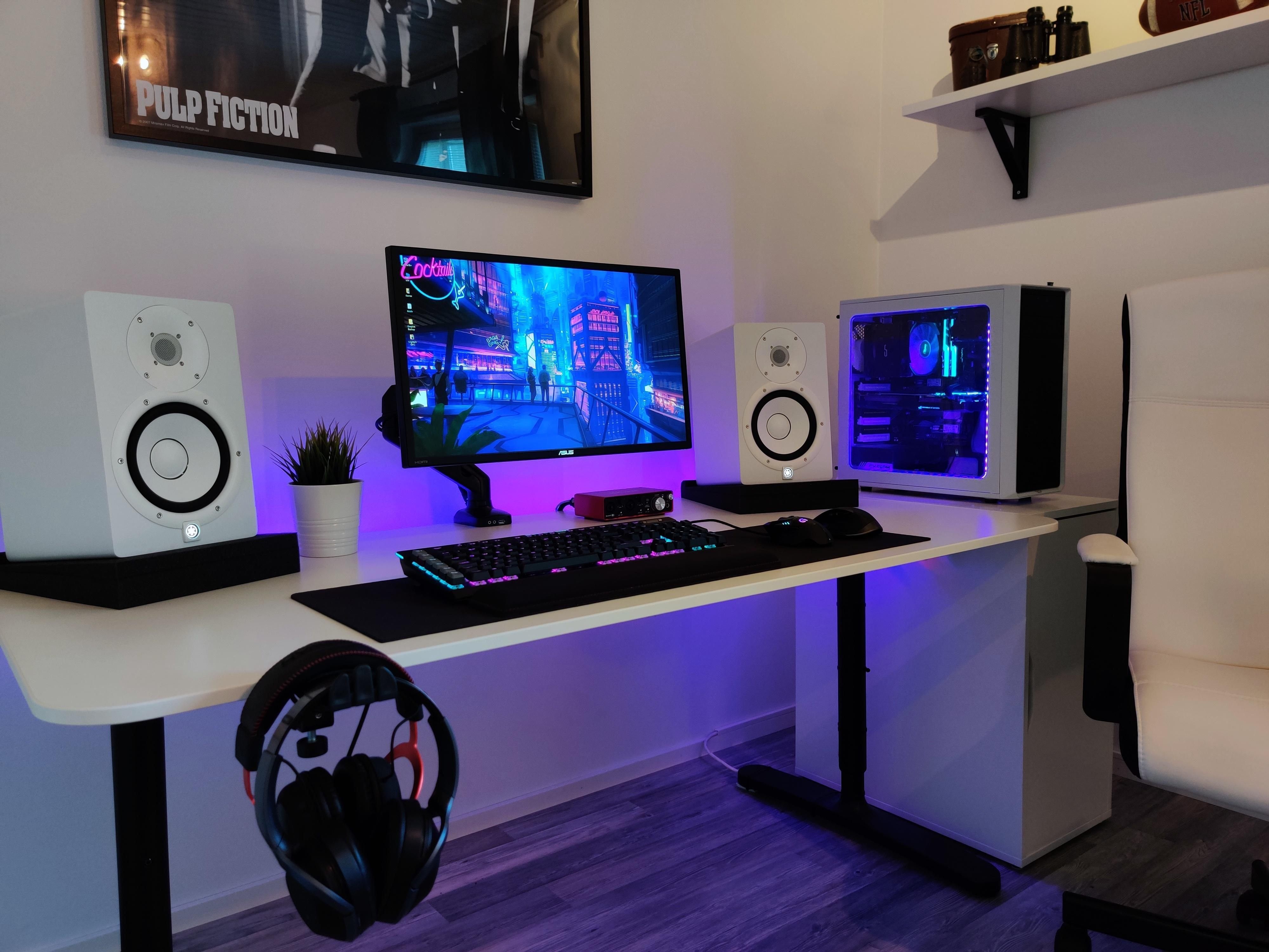 Gaming studio. Комната геймера. Комната геймера с подсветкой. Дизайнерские геймерские комнаты. Идеи для комнаты геймера.