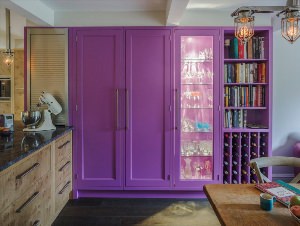 Фиолетовый шкаф в интерьере
