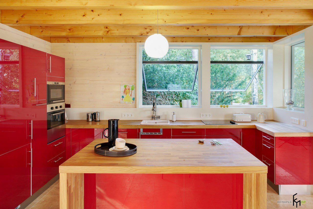 Красная кухня в деревянном доме