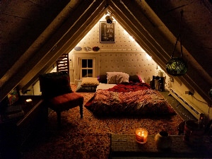 Уютный комната на чердаке