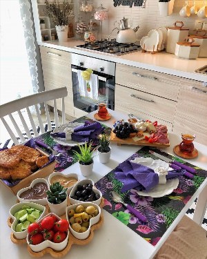 Кухонный стол с едой