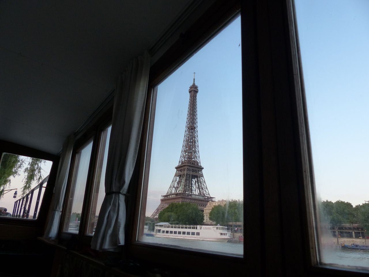 вид на париж из окна