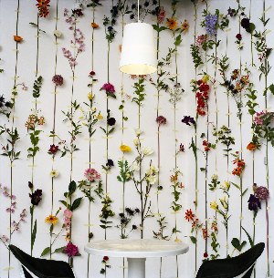 Искусственные цветы на стену в интерьере