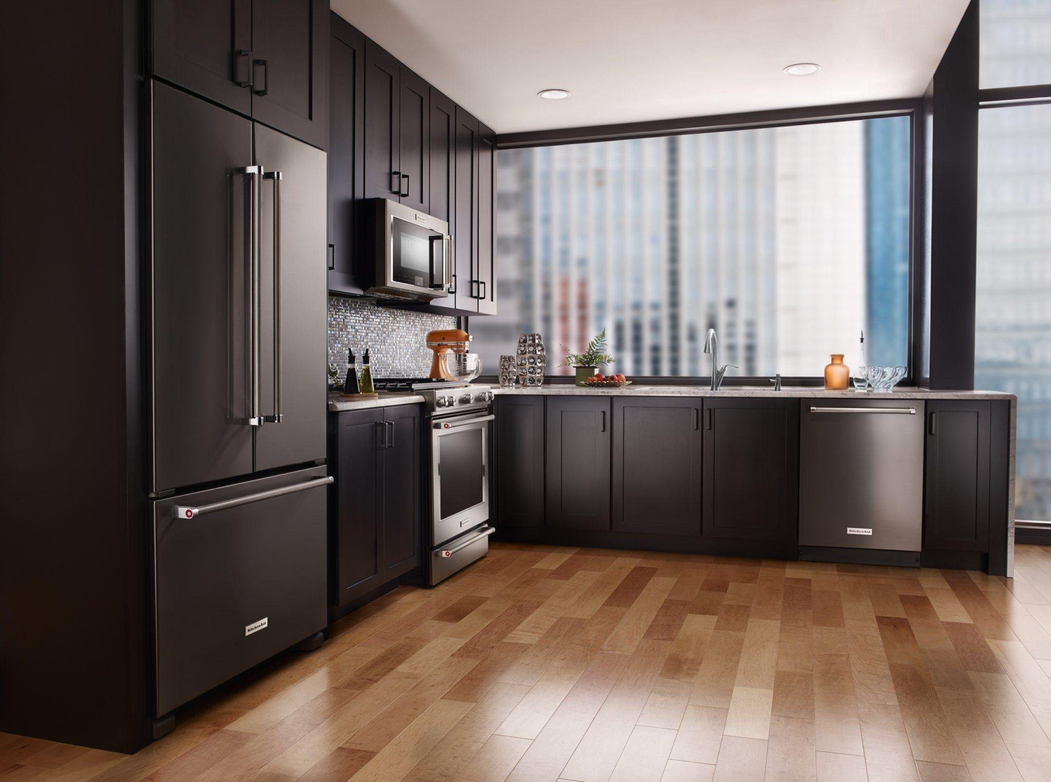 Кухня с черным холодильником (58 фото)