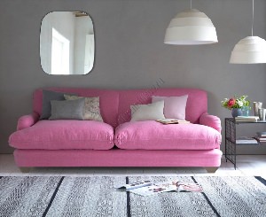Розового цвета диван в интерьере