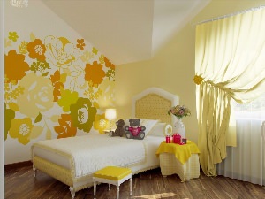 Небольшая комната с желтыми обоями геранями