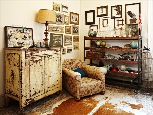 Комната со старинной мебелью