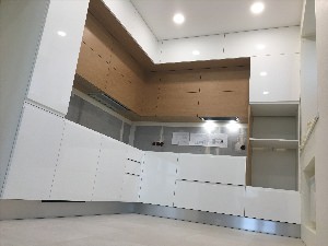 Кухня с низкими верхними шкафами