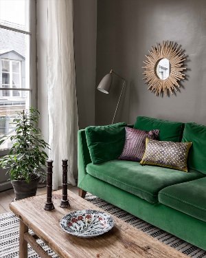Серо зеленый диван в интерьере