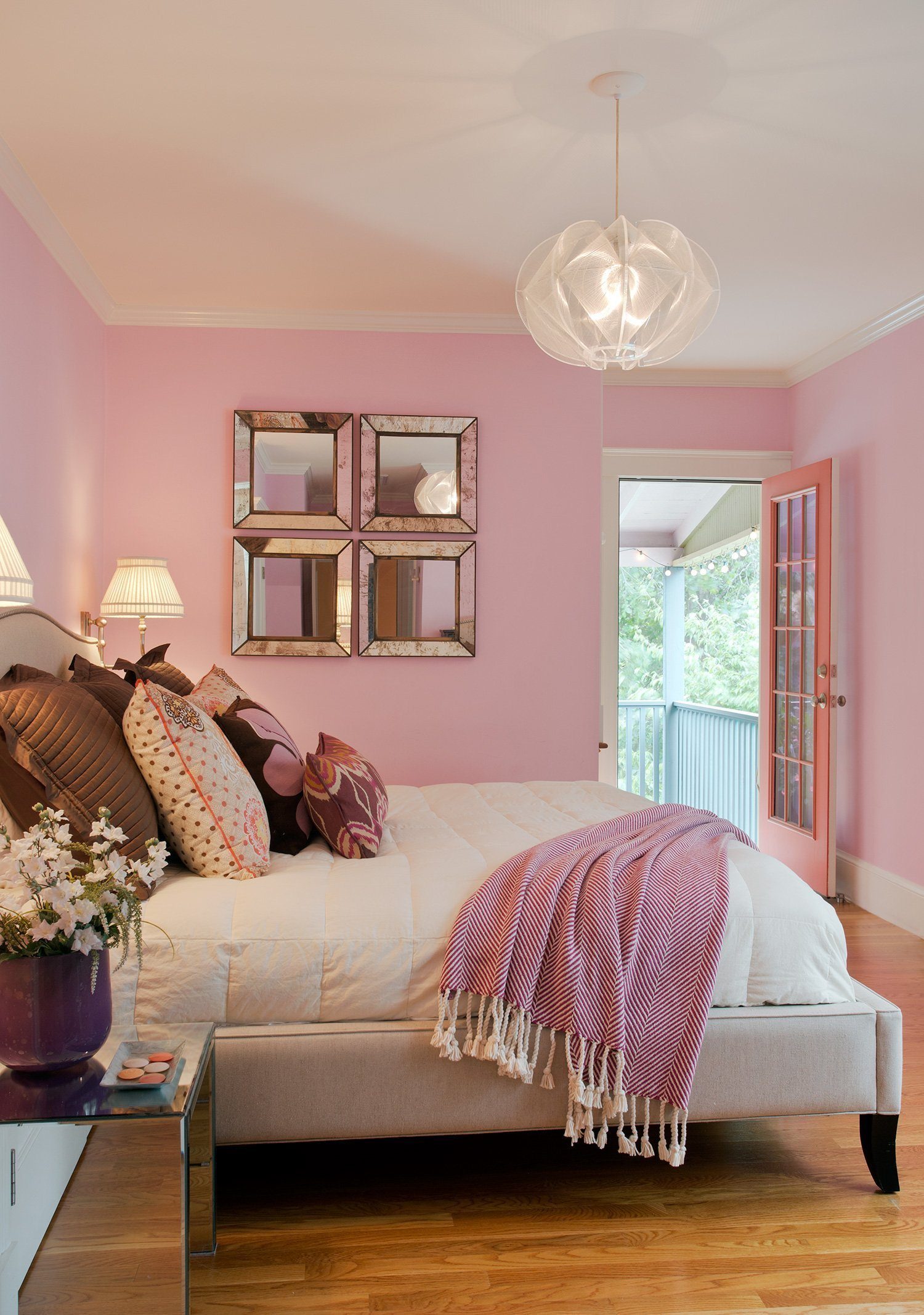 грязно розовый цвет в интерьере гостиной
