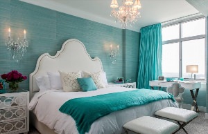 Дизайн спальни с бирюзовой кроватью