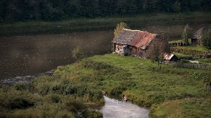 Дом на краю реки