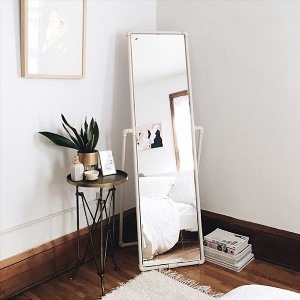 Напольное зеркало в интерьере спальни