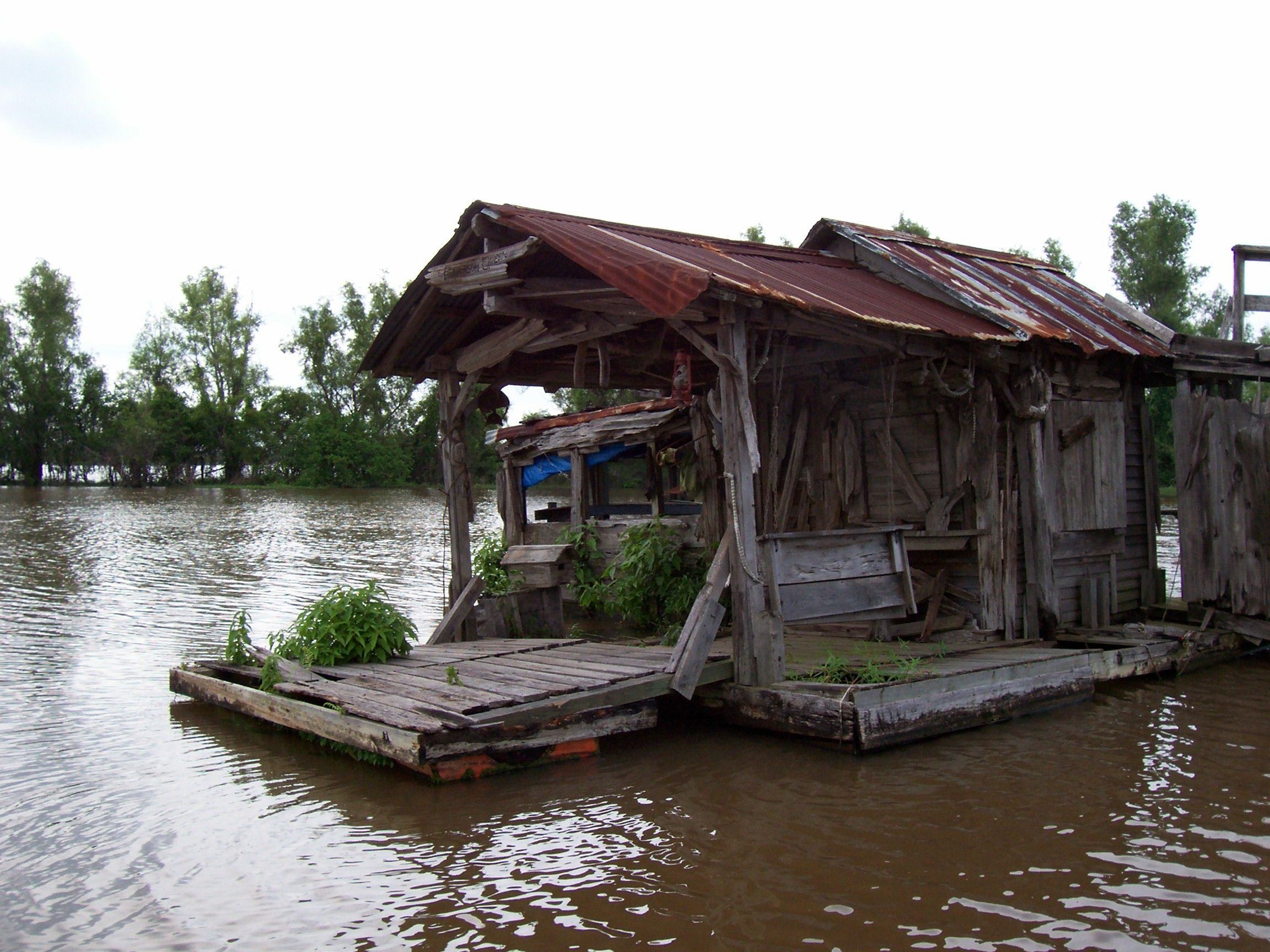 Болотная дом 2. Дом на болоте Луизиана. Домик лесника около озера Выштынецком озере. Деревня на болоте Луизиана. Луизиана домики на болоте.