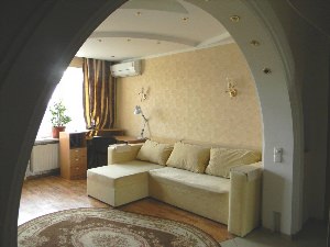Интерьер гостиной в хрущевке с аркой