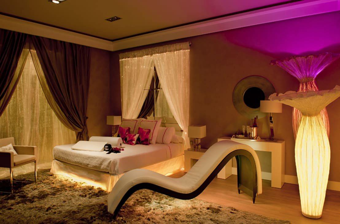 Комната удовлетворения. Спальня в эротическом стиле. Спальни в интимном стиле. Спальня для влюбленных. Комната для утех.