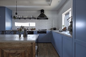 Серо синяя кухня с деревянной столешницей