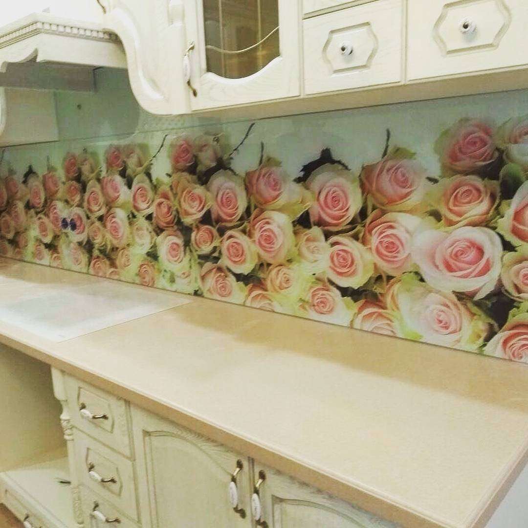 Стеновая панель для цветов. Фартук для кухни розы. Кухонный гарнитур с розами. Стеклянный фартук для кухни с розами. Фартук для кухни цветы.