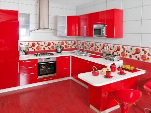 Угловая кухня красного цвета