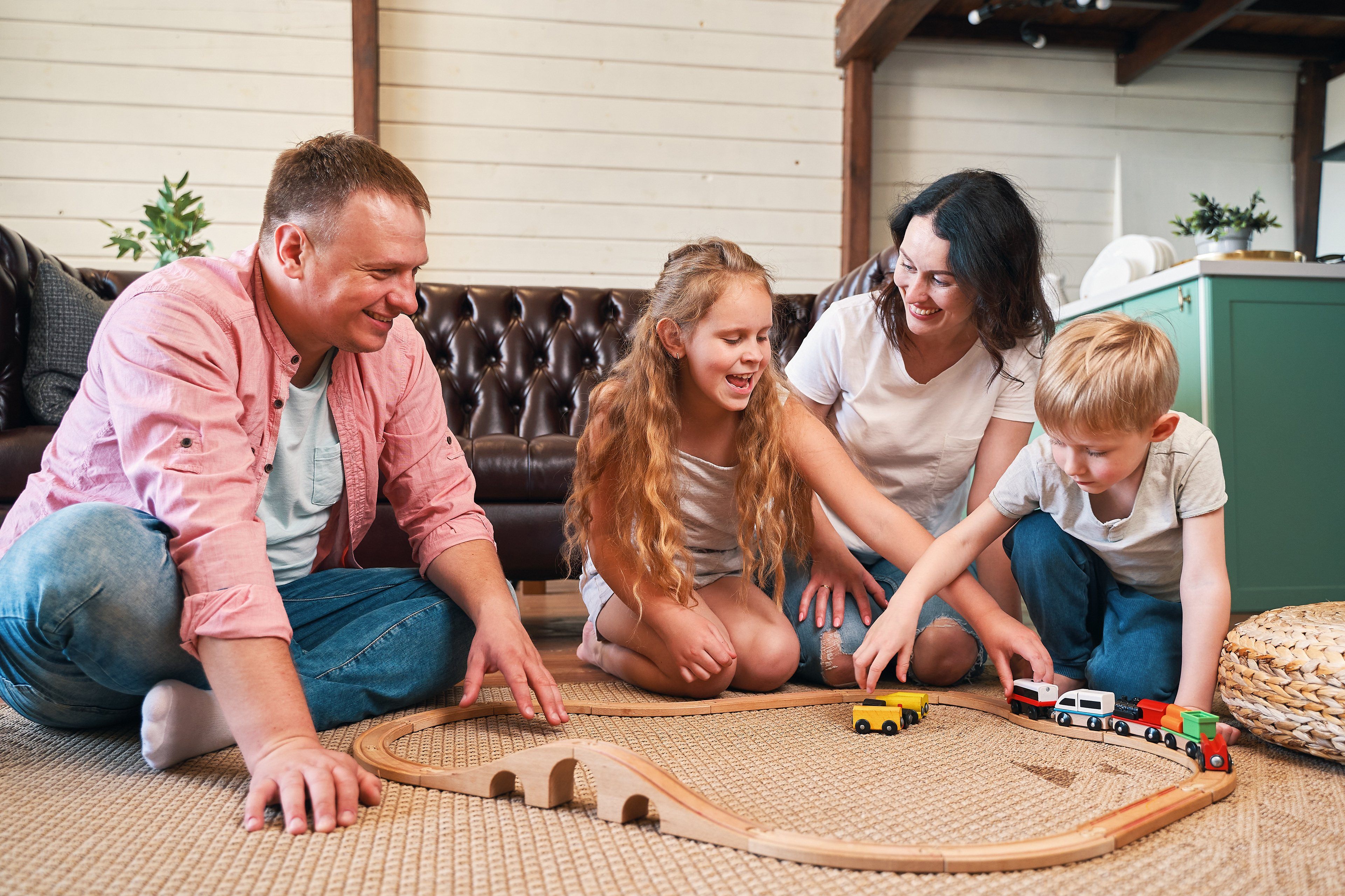 Читать играть в семью. Настольная игра счастливая семья. Счастливая семья в доме. Дети играют в настольные игры. Семья играет.
