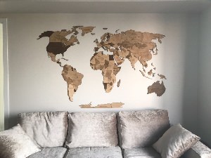Карта на стене в интерьере