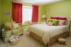 Детская комната с зелеными обоями