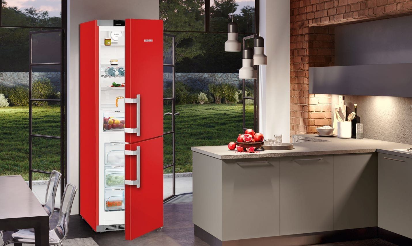 красный холодильник в интерьере лофт