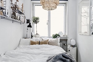 Дизайн спальни кровать у окна
