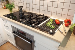 Кухня со встроенной варочной панелью