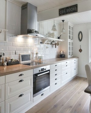 Бело серая кухня с деревянной столешницей