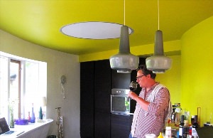 Желтый потолок на кухне