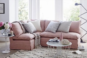 Пудровый розовый диван в интерьере