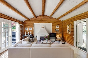Белый потолок в деревянном доме