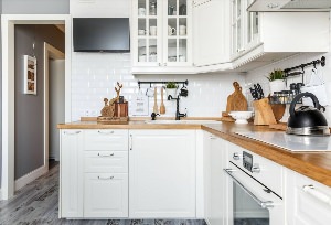 Черно белая кухня с деревянной столешницей