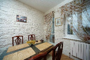 Каменная стена на кухне