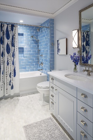 Дизайн голубых ванных комнат