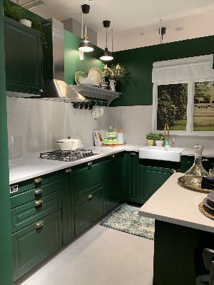 Угловая кухня зеленого цвета