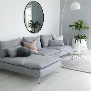 Серый диван в белом интерьере