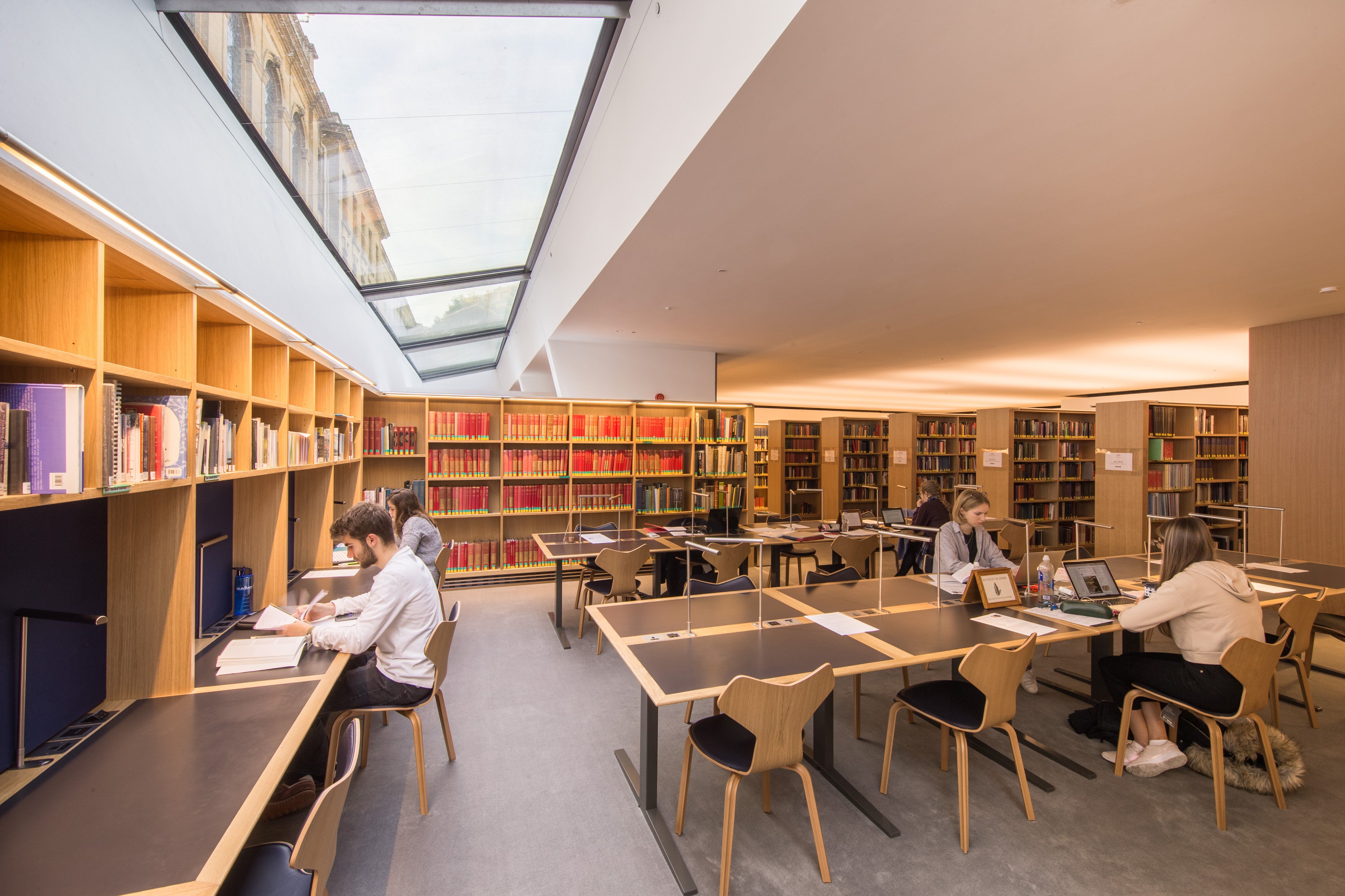 Библиотека учебных материалов. Библиотека Оксфорда. Университетские библиотеки Оксфорда. Современная библиотека. Читальный зал в библиотеке.