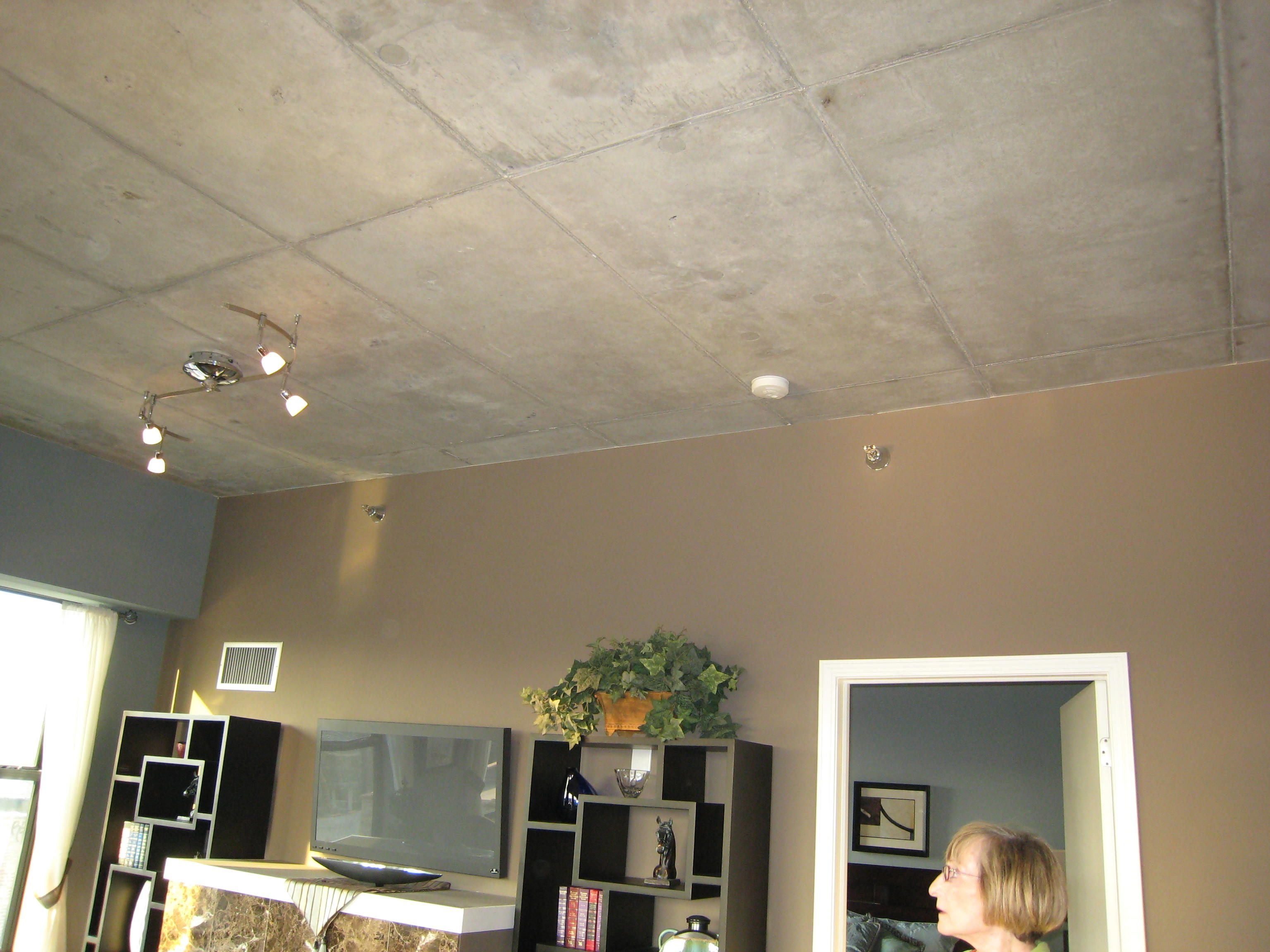 Потолок без отделки. Освещение на бетонном потолке. Потолок бетон. Натяжной бетонный потолок. Натяжной потолок под бетон.