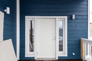 Пластиковая дверь в деревянном доме