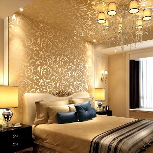 Дизайн спальни с золотыми обоями