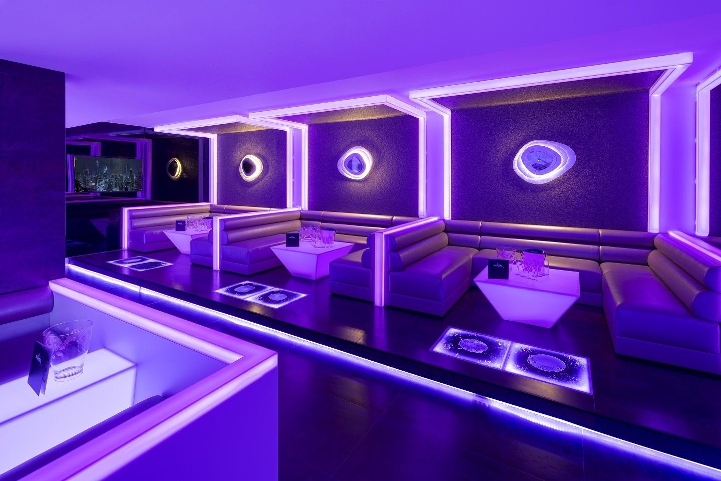 Частный ночной клуб. Дизайн ночного клуба. Дизайн стен в клубе. Дизайн интерьера в стиле диско. Туалет в стиле ночного клуба.