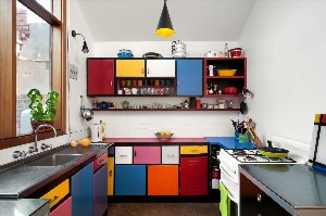 Кухня с разноцветными фасадами