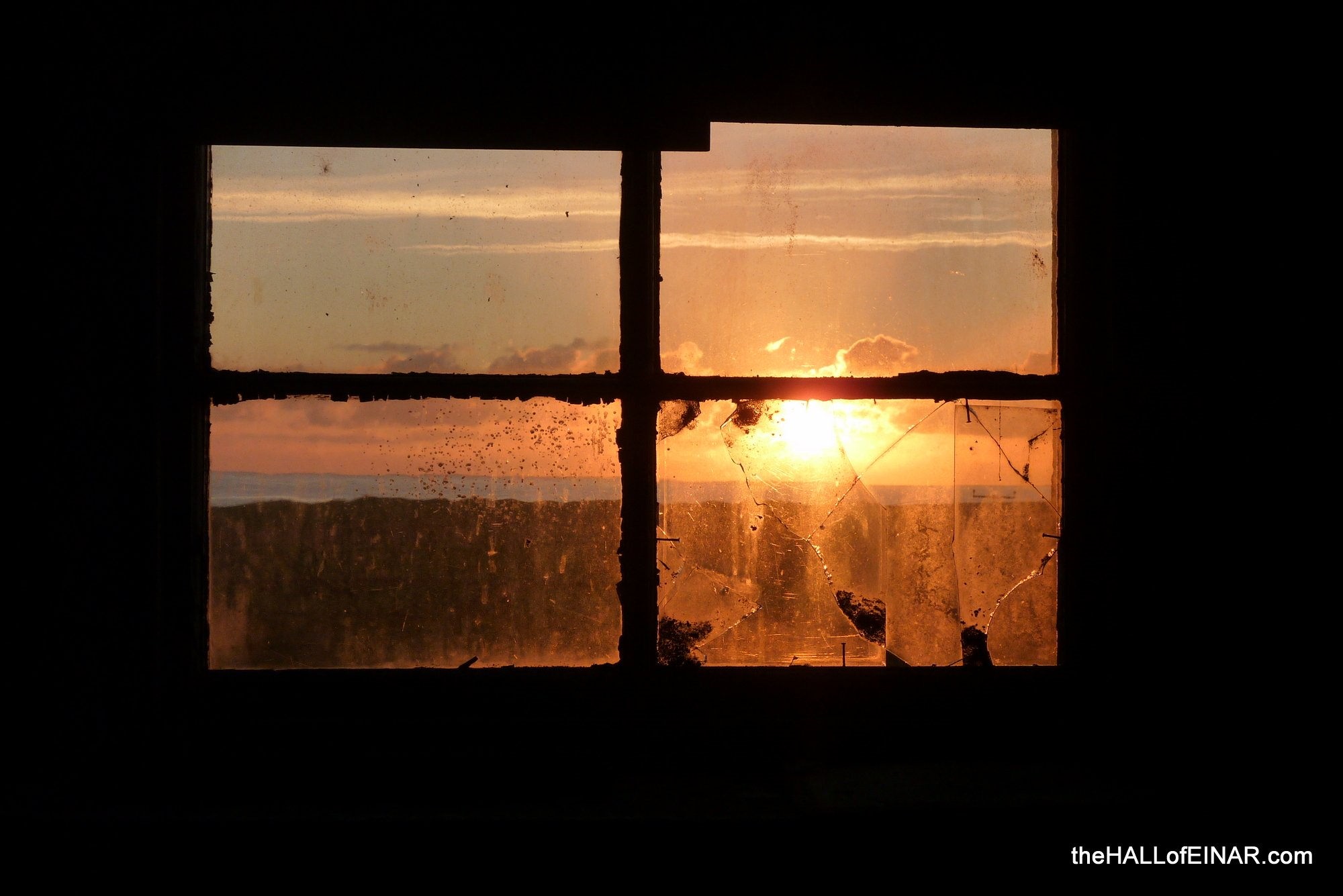 Отражение заката в окнах. Рассвет в окне. Солнце в окне. Отражение солнца в окне.