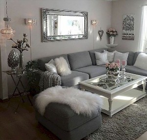 Интерьер гостиной с серым диваном