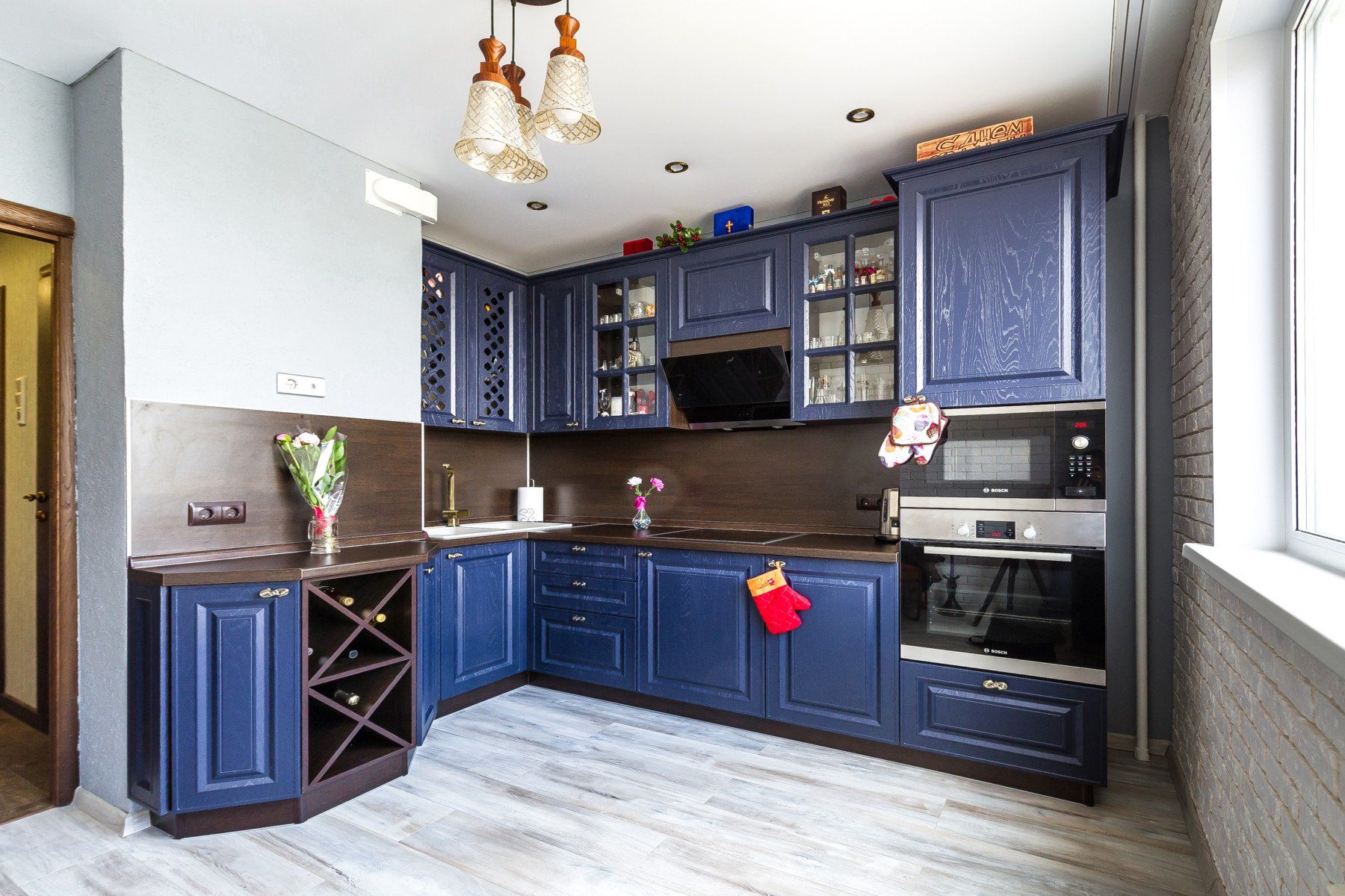 Салоны кухонь спб. Синие кухни. Синяя кухня классика. Кухня синяя с деревом. Синяя кухня в классическом стиле.