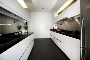 Белая кухня с темным полом