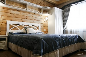 Дизайн спальни в доме из бруса
