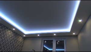Гипсокартонный потолок с подсветкой по периметру